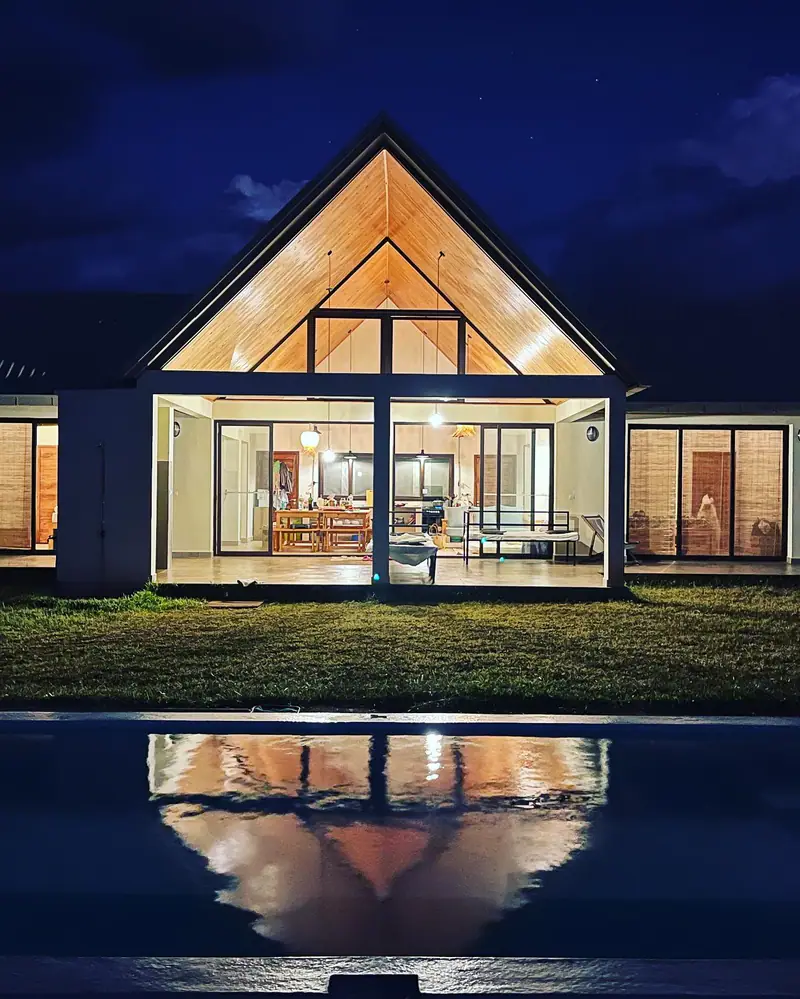 Piscine et façade de Soa Nest II