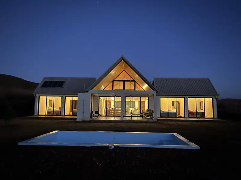 Devanture de Soa Nest II et piscine